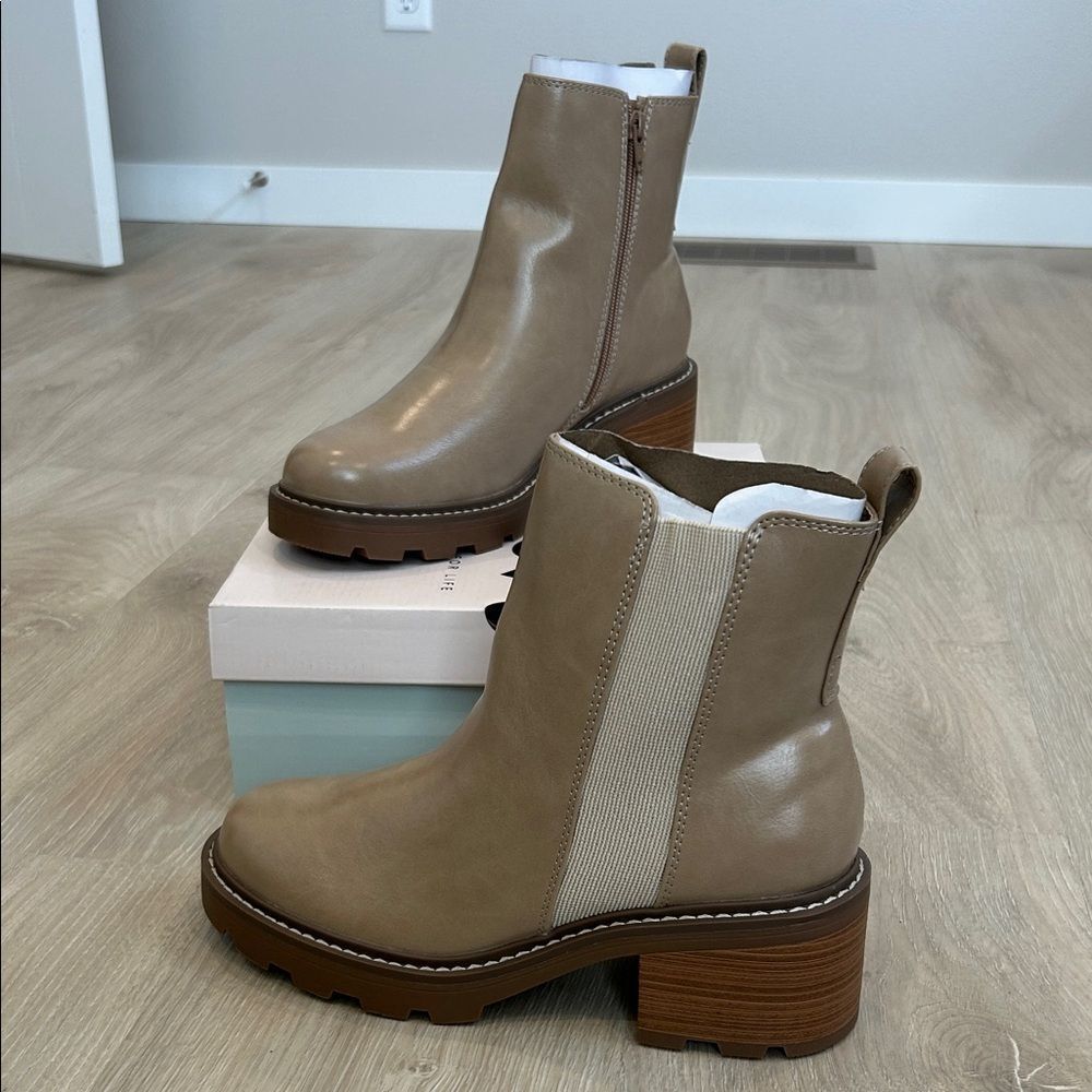 NEW SO brand Tan Chelsea Boots, Women’s Size 9.5